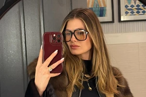 Ελένη Μενεγάκη | Φόρεσε το τέλειο φωτεινό κόκκινο κραγιόν για την άνοιξη - εικόνα 2