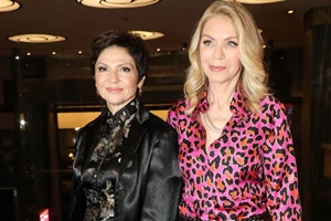 Έλλη Στάη | Σπάνια εμφάνιση στο Ηρώδειο με ροζ top και τσάντα γνωστού οίκου - εικόνα 3