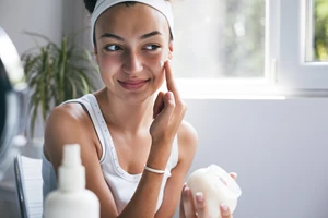 Έχεις ευαίσθητο δέρμα; 7 κρέμες που θα το "καλμάρουν" και θα το σώσουν από την ερυθρότητα