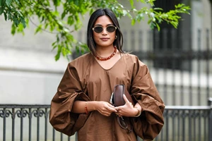 Από την παραλία έως τις βόλτες στα σοκάκια | Πώς θα είσαι κομψή χωρίς να επιστρέφεις συνέχεια στο ξενοδοχείο