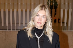 Αυτό το κοντό παλτό Massimo Dutti είναι σε έκπτωση και έχει το χρώμα που θα αγαπήσεις τη νέα σεζόν