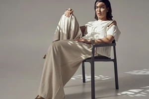 Σμαράγδα Καρύδη | Η stylish εμφάνιση με denim φούστα και embellished πουκάμισο