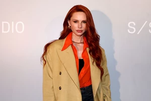 Έβελυν Καζαντζόγλου | Το πλεκτό καφέ φόρεμά της είναι το ωραιότερο ρούχο του φθινοπώρου - εικόνα 2