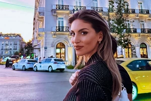 Αθηνά Οικονομάκου | Το ριγέ three-piece σύνολό της είναι στο πιο girly χρώμα που ταιριάζει σε όλες τις γυναίκες - εικόνα 2