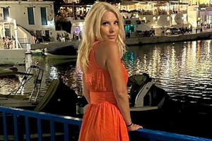 Η Ελένη Μενεγάκη στο εστιατόριο του ONAR στην Άνδρο | Με λευκό καφτάνι