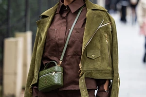 10 χειμερινά looks που θα σε πείσουν να επενδύσεις σε ένα δερμάτινο παντελόνι