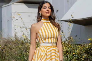 Ελένη Τσολάκη | Το mocha mousse φόρεμά της από τη Massimo Dutti είναι το πιο chic staple του φετινού καλοκαιριού