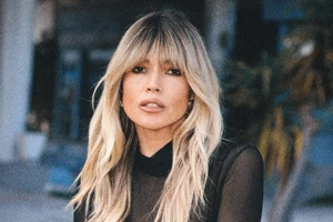 5 εντυπωσιακά μαντήλια που θα φορέσεις ως μπαντάνα αντιγράφοντας το στιλ της Βάσιας Κωσταρά