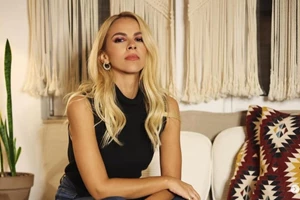 Burgundy, polka dot και λινό | Το φόρεμα της Τζένης Μελιτά που θα μπει κατευθείαν στη wishlist σου - εικόνα 2