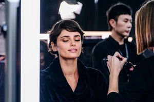 Το κραγιόν που δεν λείπει ποτέ από την τσάντα της Δούκισσας Νομικού έχει τη βουτυρένια σύνθεση που πάντα έψαχνες