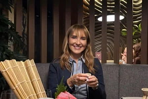 To look της Μάρας Ζαχαρέας στο τελευταίο δελτίο της χρονιάς είναι η έμπνευση που χρειάζεσαι για την εμφάνιση της Πρωτοχρονιάς