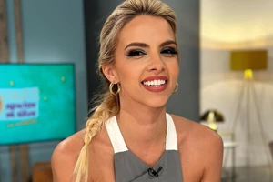 Η Κατερίνα Καινούργιου με το ιδανικό φλοράλ φόρεμα για τη βάφτιση που είσαι καλεσμένη