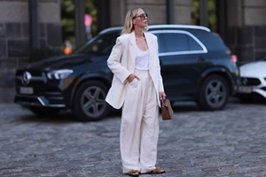 Αυτά τα μαύρα πέδιλα από τη Zara κοστίζουν μόλις 22,99 ευρώ και ταιριάζουν με όλα σου τα ανοιξιάτικα και καλοκαιρινά outfits - εικόνα 2