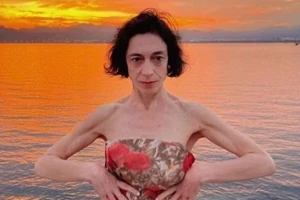 Όπως δεν την έχουμε ξαναδεί | Η Έλενα Τοπαλίδου με ξανθό καρέ και ασημί metallic κορμάκι - εικόνα 4