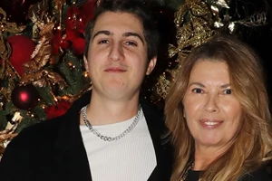 "Πατέρας και γιος μαζι στο πιάνο" | Η σπάνια φωτογραφία του Γιάννη Πάριου με τον Good Job Nicky - εικόνα 2