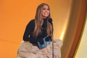 Η Selena Gomez με faux γούνα του ελληνικού brand που επιλέγει και η Jennifer Lopez - εικόνα 2