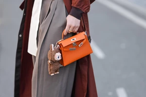 Αυτή η πλεκτή shopper τσάντα από ρατάν είναι το item που θα φέρει αέρα γαλλικής Ριβιέρας στο προσωπικό σου στιλ