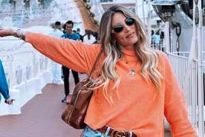 Ριγέ T-shirt, embroidered denim | Το σύνολο της Αθηνάς Οικονομάκου είναι η τέλεια πρόταση για ένα απλό αλλά και στιλάτο ανοιξιάτικο look