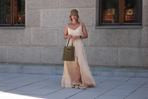 Αυτή η κομψή bucket bag από τη Stradivarius κοστίζει 19,99 € και είναι η τέλεια λύση για το γραφείο - εικόνα 2