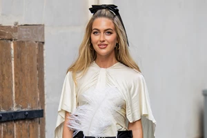 Yes to tomato red | Αυτό το λινό φόρεμα από τη Mango είναι στη ζωηρή απόχρωση που θα μας απασχολήσει την άνοιξη