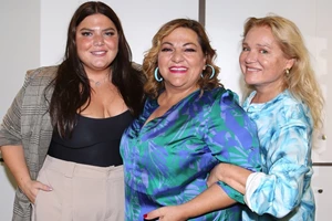 Η Μαρία Καβογιάννη με φίλους | Το casual look της με τζιν παντελόνι