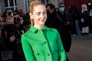 Από το γραφείο στη βραδινή έξοδο | Το μαύρο φόρεμα από το Zara που αξίζει να αποκτήσεις