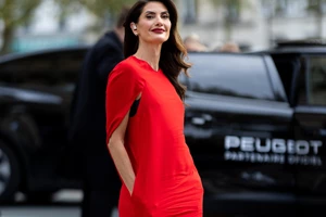 Αυτά τα mocha mousse mules κοστίζουν μόλις 29.99 € και είναι τα πιο στιλάτα ψηλά παπούτσια που θα φορέσεις αυτό το καλοκαίρι - εικόνα 2