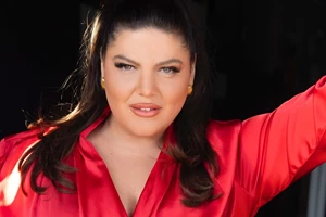 Δανάη Μπάρκα | Με animal print top από τη Marks & Spencer και κλασικό μαύρο παντελόνι