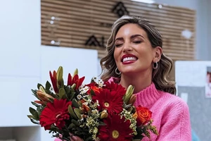 Ριγέ T-shirt, embroidered denim | Το σύνολο της Αθηνάς Οικονομάκου είναι η τέλεια πρόταση για ένα απλό αλλά και στιλάτο ανοιξιάτικο look - εικόνα 2