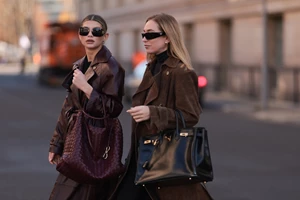 Αυτό το σταυρωτό blazer από τη Zara θα γίνει το αγαπημένο σου κομμάτι για το γραφείο και τα after work drinks