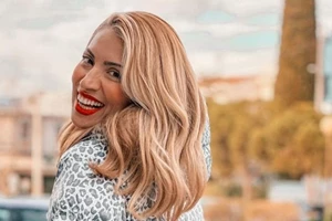 Μαρία Ηλιάκη | Συνδύασε την κλασική ανοιξιάτικη καμπαρντίνα της με τα πιο στιλάτα sneakers