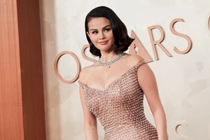 Oscars 2025 | Η Ariana Grande εμφανίστηκε με look που μας θύμισε τη Glinda από την ταινία "Wicked"