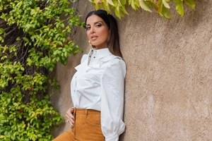 Η Σταματίνα Τσιμτσιλή με το mini φόρεμα από τη Mango που θα αναδείξει τη σιλουέτα σου