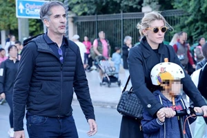 Σία Κοσιώνη | Η εμφάνισή της στην Ουάσιγκτον με στιλάτο military jacket Ελληνίδας σχεδιάστριας