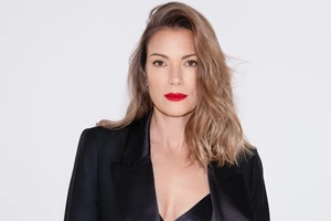 Η Βίκυ Καγιά μαζεύει σταφύλια σε χωριό της Γαλλίας