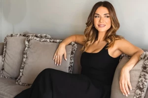 Αυτό το χτένισμα είναι η επιτομή του "quiet luxury" και είναι ιδανικό για τις γιορτές που έρχονται