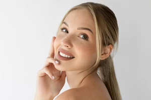 Το λάθος που κάνεις κάθε βράδυ στον καθαρισμό και σου προκαλεί σπυράκια - εικόνα 2