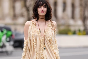 Ελένη Τσολάκη | Το mocha mousse φόρεμά της από τη Massimo Dutti είναι το πιο chic staple του φετινού καλοκαιριού - εικόνα 2