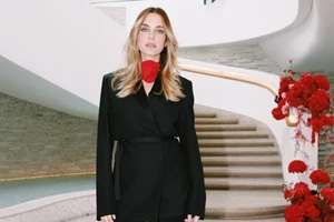 Η Δούκισσα Νομικού έφτασε στις Κάννες | Το μαύρο ασύμμετρο φόρεμα με τα glam στοιχεία που φόρεσε