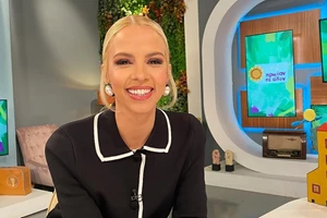 Τζένη Μελιτά | Το tropical φόρεμά της θα φέρει το χρώμα και τη ζωηράδα που χρειάζεσαι στα καλοκαιρινά σου looks - εικόνα 2