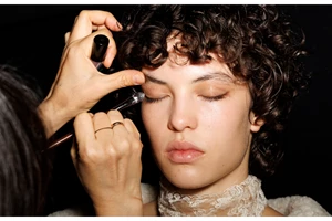 Έχεις καστανά μάτια; Αυτή είναι η απόχρωση στο μακιγιάζ για extra εντυπωσιακό βλέμμα