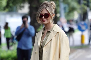 Ελένη Τσολάκη | Το κοστούμι της από ελληνικό brand είναι η φωτεινή επιλογή που θα αναδείξει το μαύρισμα που έχεις ήδη ξεκινήσει να χτίζεις - εικόνα 2