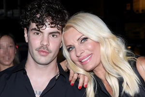 Στη βάφτιση της Λάουρας Λάτσιου | Σαν πριγκίπισσα στην αγκαλιά της μητέρας της, Ελένης Μενεγάκη - εικόνα 3