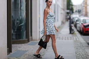 Red like wine | Αυτό το λινό φόρεμα στο χρώμα του κρασιού είναι η απόλυτη πρόταση για τους γάμους και της βαπτίσεις του καλοκαιριού