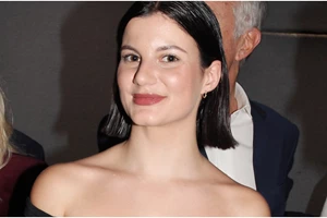 Μαρία Σάκκαρη | Με polo shirt και maxi παλτό για μια βραδιά θεάτρου