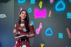 Ευγενία Σαμαρά | Με ανατρεπτικό σύνολο ελληνικού brand σε κοραλί και mint τόνους