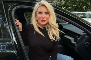 Ελένη Μενεγάκη | Υιοθέτησε το '90s trend στο μακιγιάζ χειλιών που χαρίζει το πιο σαρκώδες εφέ - εικόνα 2