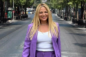 Η καμπαρντίνα που θα φοράς αυτήν την άνοιξη έχει denim υφή και ταιριάζει με όλα σου τα ρούχα