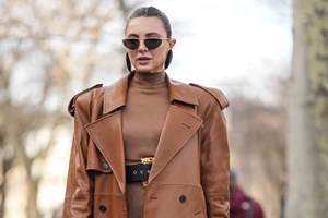 5 μπεζ πανωφόρια που κάθε γυναίκα χρειάζεται να έχει στη συλλογή της