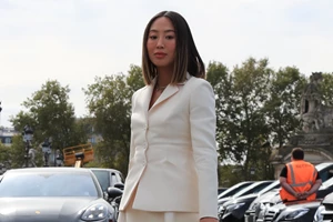 Οι άκρως φθινοπωρινοί τρόποι για να φορέσεις μία τζιν φούστα σύμφωνα με το TikTok - εικόνα 2